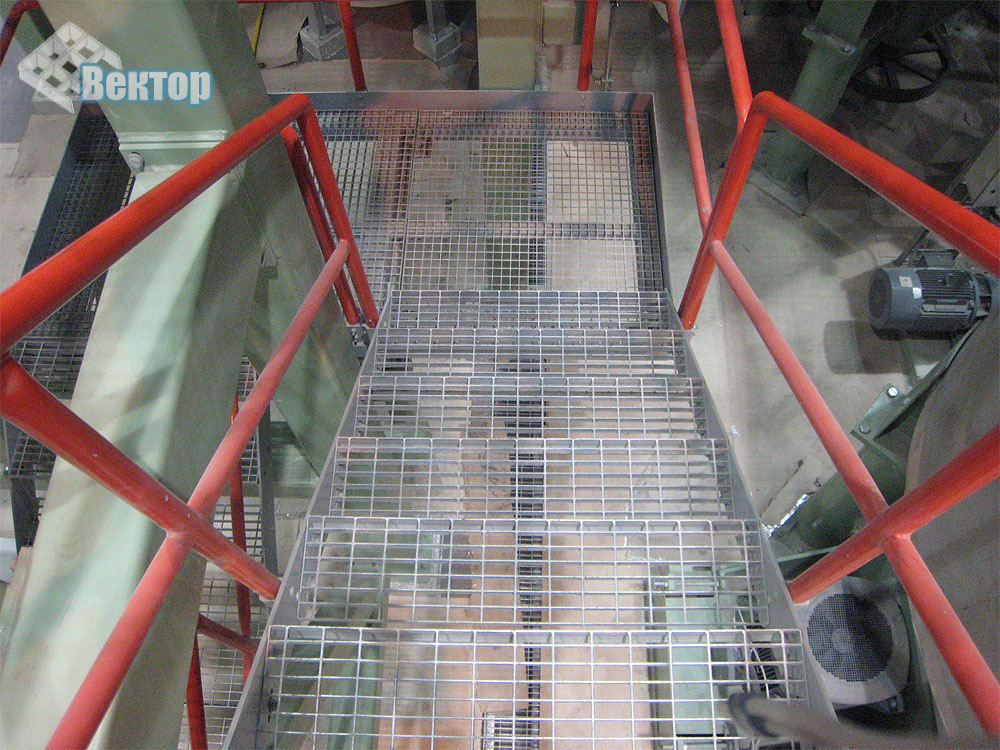 Лестница со ступенями из решетчатого настила (завод стеклохолста, п. Редкино)