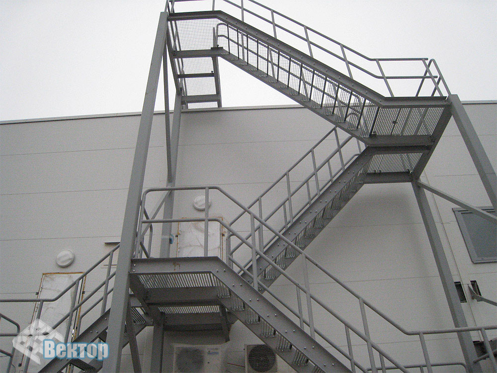 Пожарно-эвакуационная лестница из прессованного оцинкованного решетчатого настила (завод стеклохолста, п. Редкино)