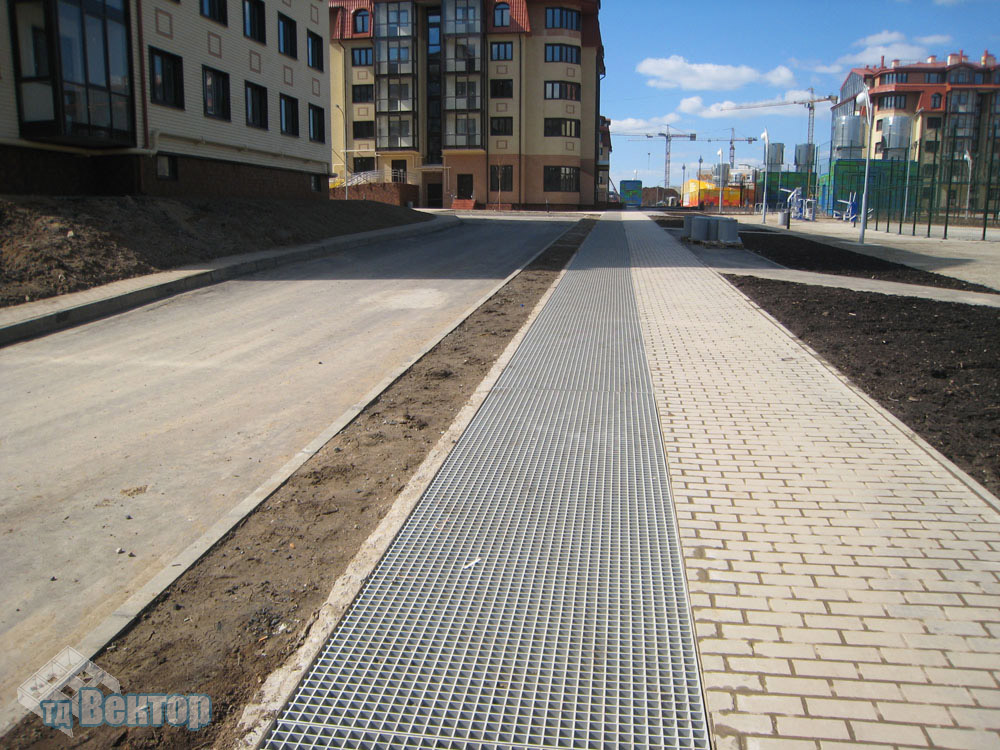 Стеклопластиковый настил для уличной дренажной системы жилого комплекса Ромашково
