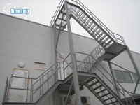 Лестничная металлоконструкция со ступенями из решетчатых настилов