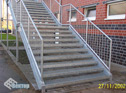 Лестница с металлическими ступенями из настила