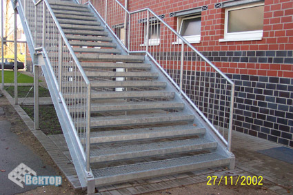 Лестница с металлическими ступенями из настила